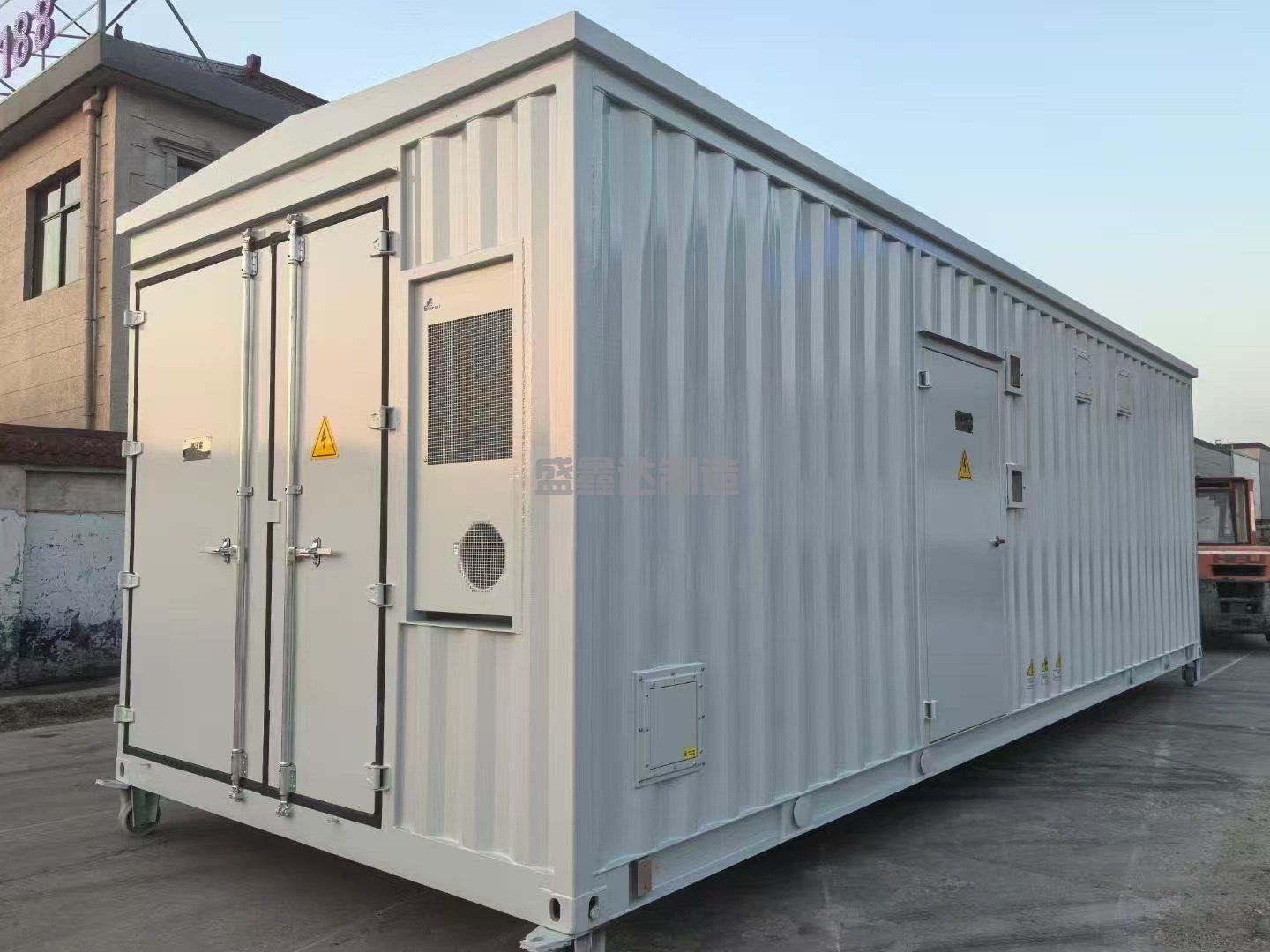 再具体说一下电力预制舱内部环境适应性设计